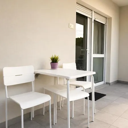 Aparthouse Penelope Apartament *